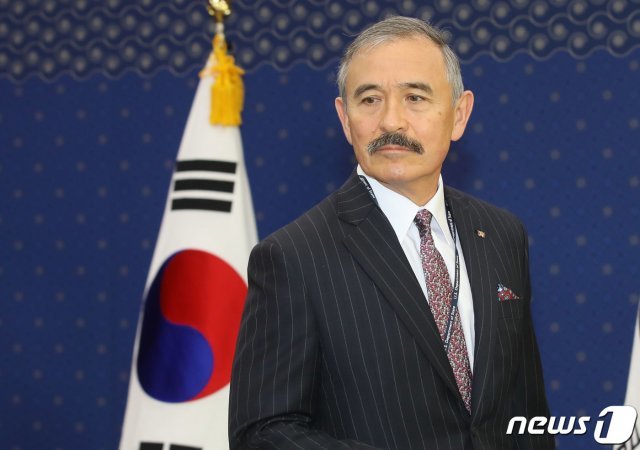 해리 해리스 주한 미국대사가 6일 오전 서울 종로구 외교부로 들어서고 있다. 2019.11.6/뉴스1 © News1