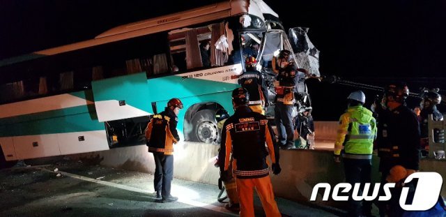 17일 오후 8시 20분쯤 경북 안동시 풍산읍 노리 중앙고속도로 서안동IC 2㎞ 지점에서 버스와 트럭이 충돌해 버스에 타고 있던 승객 등 16여 명이 부상했다. 소방당국은 환자를 안동지역 병원으로 이송했다. (경북소방본부제공) 2020.1.17/뉴스1 © News1