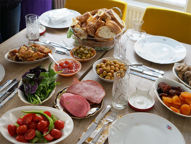 터키인들의 아침 가정식. 크게 조리가 필요 없는 채소와 빵 등이 식탁에 올라온다.
