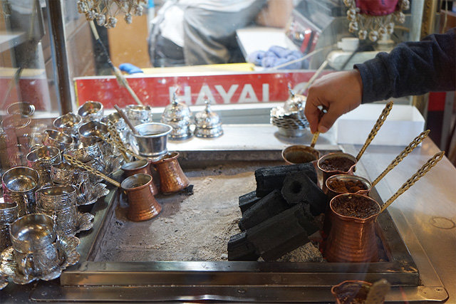 숯불로 끓여 만드는 터키 커피.