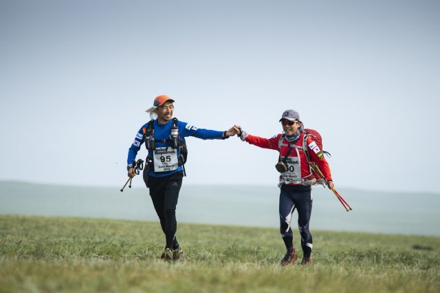 2019년 몽골 고비사막마라톤을 달리고 있는 김경수 과장(오른쪽).