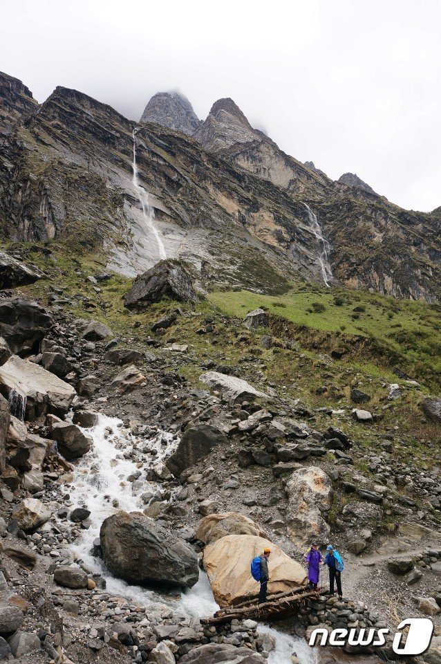 사고 발생 추정 장소인 네팔 힝크 동굴과 데우랄리 사이 지점(산악인 김강씨 제공) © 뉴스1