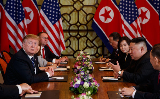 도널드 트럼프 미국 대통령과 김정은 북한 국무위원장이 2019년 2월 28일(현지시간) 하노이 메트로폴 호텔 회담장에서 확대 양자 회담을 하고 있다. [뉴시스]
