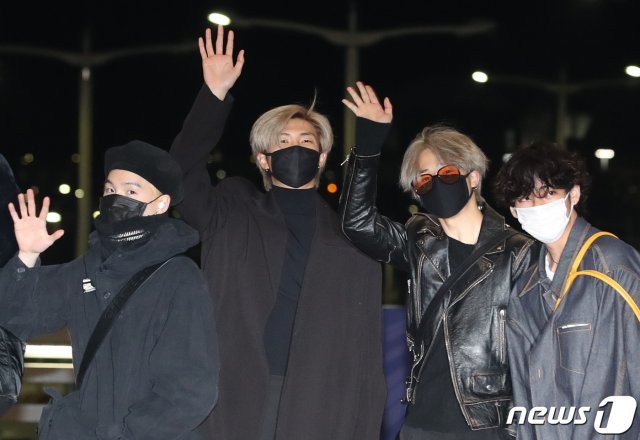방탄소년단(BTS) 슈가(왼쪽부터), RM, 지민, 뷔가 해외 일정차 18일 오후 인천국제공항을 통해 미국 LA로 출국하고 있다. © News1