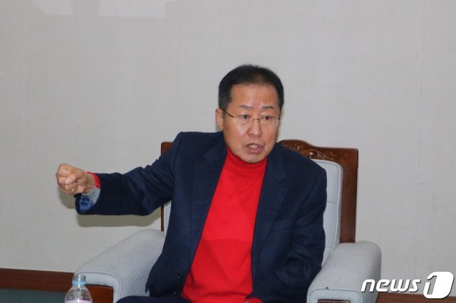 홍준표 전 자유한국당 대표가 지난 15일 부산시청에서 열린 기자간담회에 참석해 질문에 답하고 있다.2020.1.15.© 뉴스1 DB
