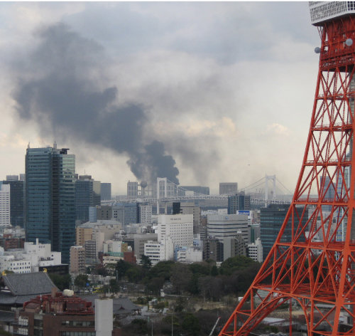 2011년 3월 동일본대지진 이후 일본 도쿄 도심에 연기가 피어오르고 있다. [신화=뉴시스]