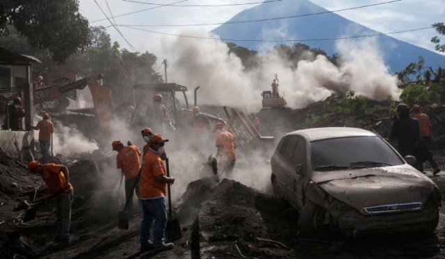 2018년 6월 과테말라 화산 폭발 후 화산재로 덮힌 마을. [AP=뉴시스]