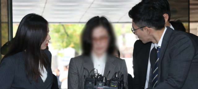 조국 전 법무부 장관의 부인 정경심 동양대 교수가 지난해 10월 23일 영장실질심사를 받기 위해 서울중앙지법에 출석해 기자들의 질문에 답하고 있다.