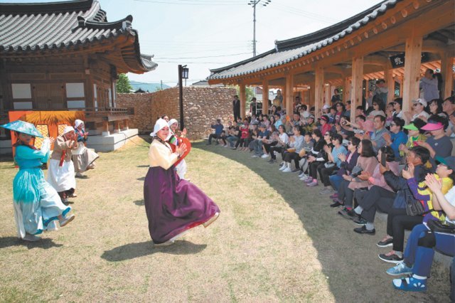 전남 강진을 찾은 관광객들이 사의재 저잣거리에서 펼쳐지는 ‘조만간’ 공연을 관람하고 있다. 강진군은 올해 관광객 500만 명을 유치한다는 계획이다. 강진군 제공