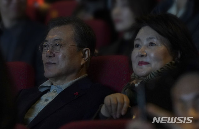 문재인 대통령과 부인 김정숙 여사가 영화 ‘천문’을 관람하고 있다. 사진=뉴시스(청와대 제공)