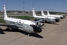 미공군 특수 정찰기 ‘ 코브라 볼’ RC-135S 가 오펏 공군기지에 주기 되어 있다.  ＜사진출처 미 공군