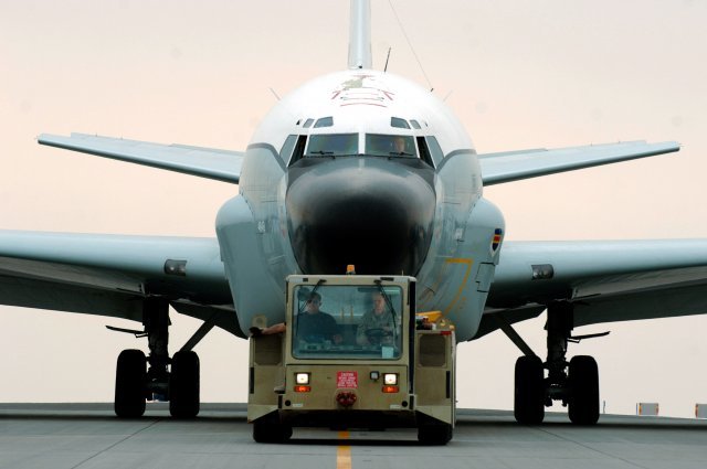 활주로에서 이동중인  RC-135 리벳조인트  ＜사진출처 미공군 홈페이지＞