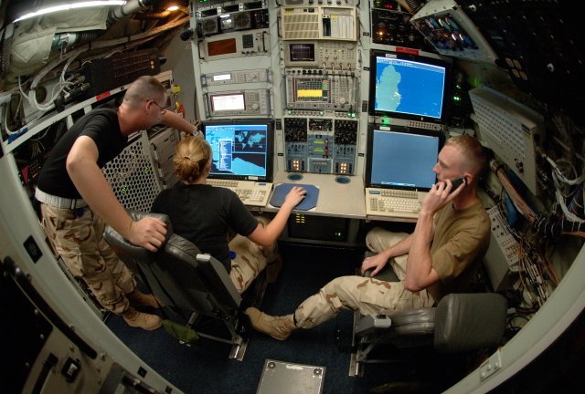 미 공군 특수 정찰기  RC-135 리벳조인트의 내부  ＜사진출처 미공군 홈페이지＞