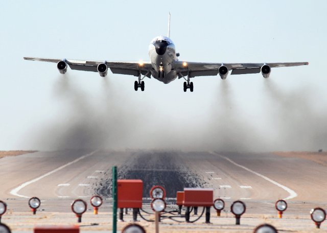 미 공군의  WC-135W 콘스턴트 피닉스가 이륙하고 있다 ＜사진출처 미공군 홈페이지＞