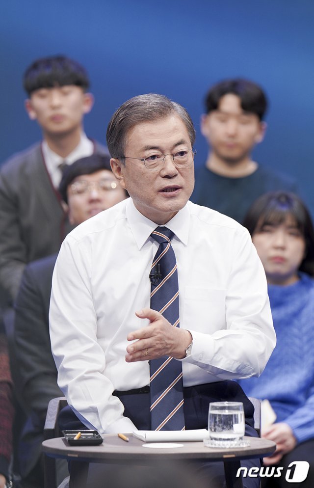 문재인 대통령이 지난해 11월 19일 오후 서울 마포구 상암동 MBC 사옥에서 열린 ‘국민이 묻는다-2019 국민과의 대화’에 출연해 국민 질의에 답하고 있다.(청와대 제공)