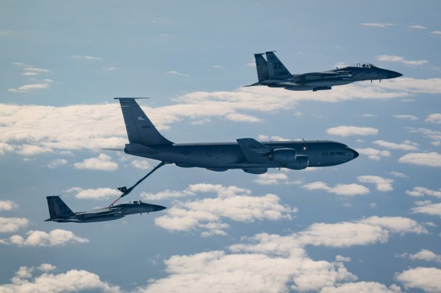 미공군의 공중급유기 KC-135가 공중급유를 하고 있다. ＜사진출처 미공군 홈페이지＞