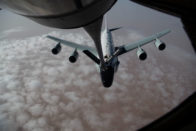 미 공군 RC-135 리벳조인트가 KC-135 공중급유기로 부터 공중급유를 받고 있다.  ＜사진출처 미공군 홈페이지＞