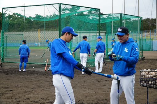 작년에 일본 오키나와에서 진행된 스프링캠프에서 삼성 구자욱(앞 왼쪽)이 이영수 타격코치의 지도 아래 타격 훈련을 하고 있다. 사진제공｜삼성라이온즈