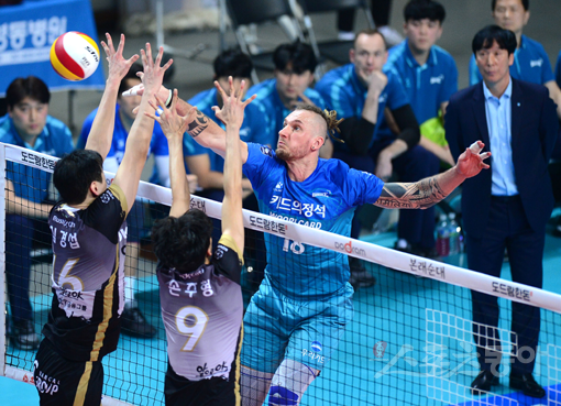 19일 서울 장충체육관에서 열린 ‘도드람 2019~2020 V-리그‘ 남자부 OK저축은행과 우리카드 경기에서 우리카드 펠리페가 OK저축은행의 블로킹 사이로 밀어넣기 공격을 하고 있다. 장충｜김종원 기자 won@donga.com