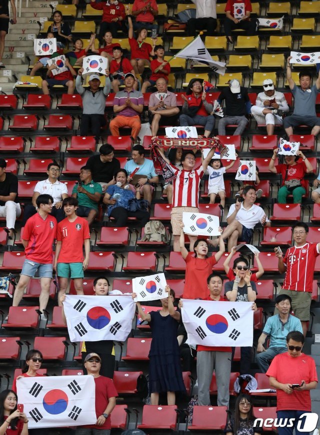 15일 오후(현지시간) 태국 방콕 탐마삿 스타디움에서 열린 ‘2020 AFC U-23 챔피언십’ 우즈베키스탄과 대한민국의 조별리그 3차전 경기를 찾은 붉은악마 응원단이 열띤 응원을 펼치고 있다. © News1