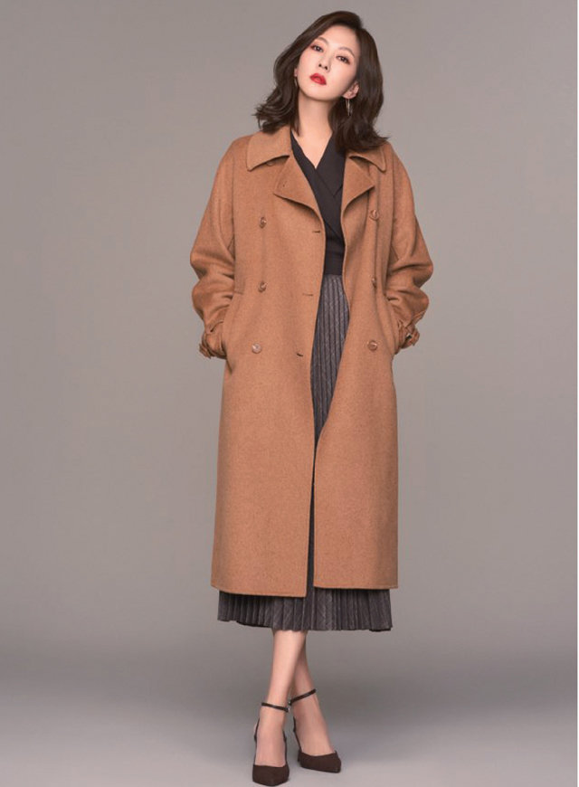 카멜 컬러의 코트는 오래 두고 입을 수 있는 클래식한 아이템이다. 여성스러운 플리츠 스커트와도 캐주얼한 데님 팬츠와도 잘 어울려 스타일링하기 쉽다.
