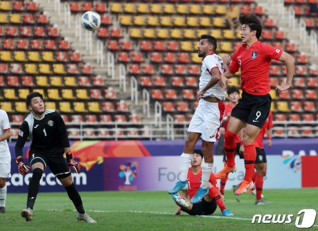 대한민국 U-23 대표팀 조규성이 19일 오후(현지시간) 태국 방콕 탐마삿 스타디움에서 열린 ‘2020 아시아축구연맹(AFC) U-23 챔피언십’ 요르단과의 8강전에서 헤딩슛을 성공시키고 있다. © News1