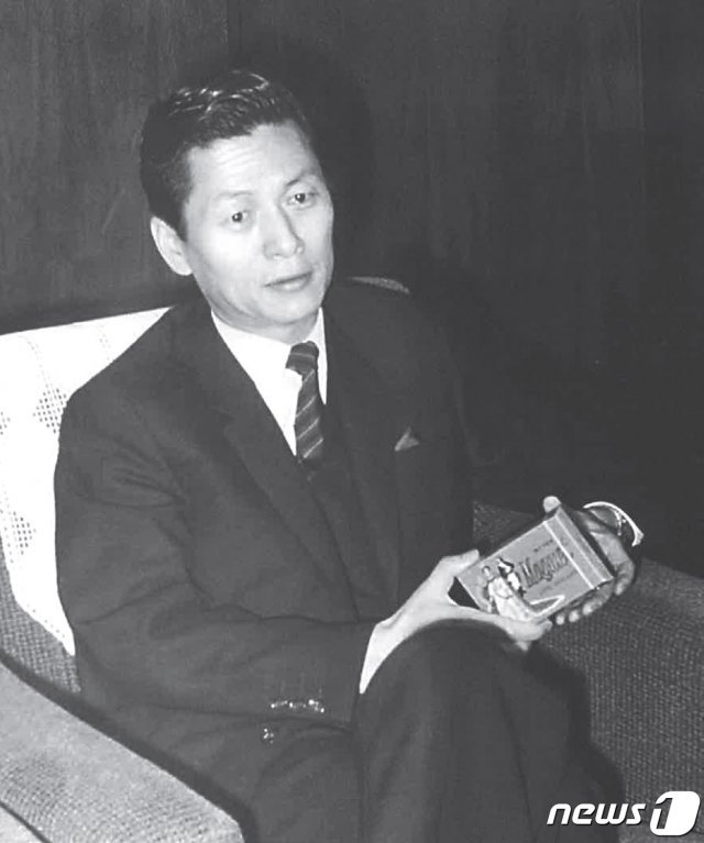 신격호 롯데그룹 명예회장이 19일 향년 99세로 별세했다. 신 명예회장은 1949년 일본에서 제과업체인 롯데를 설립한 롯데그룹 창업주다. 이후 유통·물류·식음료·건설 등으로 사업을 확대했으며 1966년 한국에 롯데제과를 설립하며 한국에 진출했다. 한국과 일본을 오가며 한일 롯데를 경영하다 2015년 노환으로 경영일선에서 물러났다. 사진은 롯데 제품을 들고 있는 신 명예회장. (21세기북스 제공)