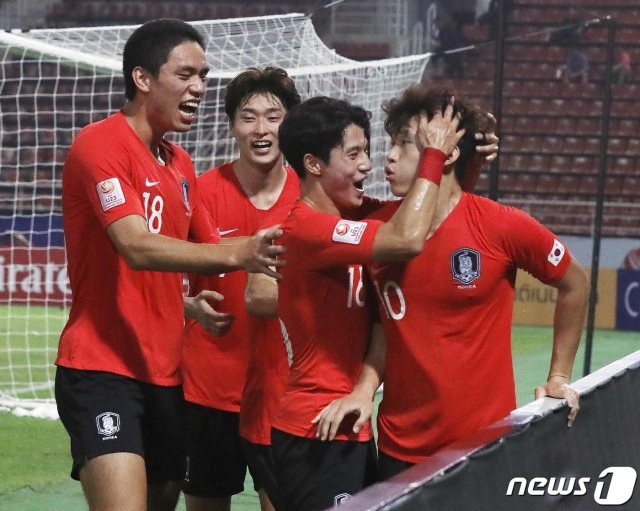 대한민국 U-23 대표팀 이동경이 19일 오후(현지시간) 태국 방콕 탐마삿 스타디움에서 열린 ‘2020 아시아축구연맹(AFC) U-23 챔피언십’ 요르단과의 8강전에서 역전 프리킥을 성공 시킨 뒤 동료들과 기뻐하고 있다. © News1