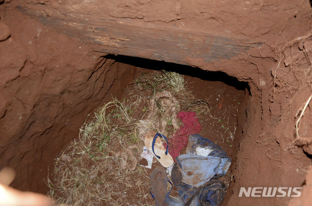 브라질 갱단 땅굴 탈옥 19일 파라과이 페드로 후안 카바예로 감옥에서 브라질 최대 마약 카르텔 조직원 75명이 탈옥했다. 이들이 땅굴을 이용해 탈출했다는 관측이 제기되는 가운데 땅굴 입구에 옷가지와 신발이 나뒹굴고 있다. 페드로 후안 카바예로=AP 뉴시스