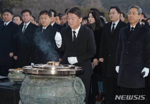안철수 바른미래당 전 의원이 20일 오전 서울 동작구 국립서울현충원을 참배하고 있다.(뉴시스)