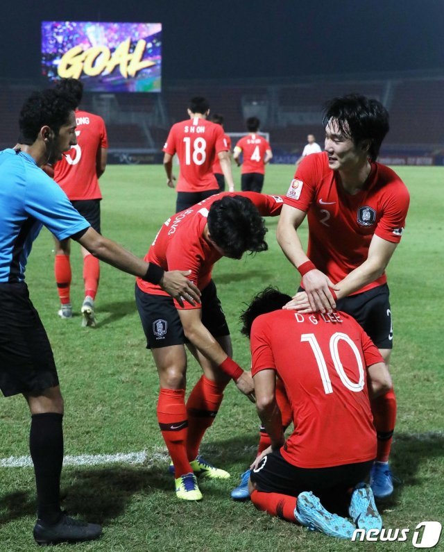 대한민국 U-23 대표팀 이동경이 19일 오후(현지시간) 태국 방콕 탐마삿 스타디움에서 열린 ‘2020 아시아축구연맹(AFC) U-23 챔피언십’ 요르단과의 8강전에서 역전 프리킥을 성공 시킨 뒤 동료들과 기뻐하고 있다. 대한민국은 이날 요르단을 상대로 연장 접전 끝에 2대1 승리를 거둬 4강행을 확정 지었다. 2020.1.19/뉴스1 © News1