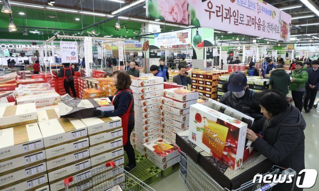 서울 서초구 농협하나로마트 양재점에서 고객들이 설 선물세트를 고르고 있다./뉴스1 © News1
