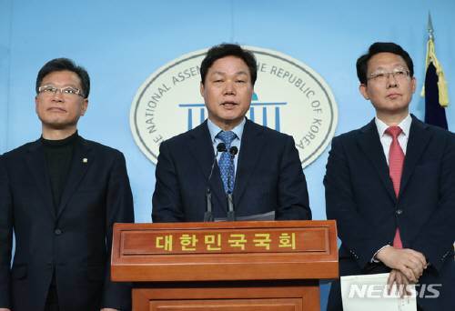 자유한국당 이양수(왼쪽부터), 박완수, 김상훈 의원이 20일 서울 여의도 국회에서 새로운보수당의 양당협의체 제안에 대한 수용 기자회견을 하고 있다. 사진=뉴시스