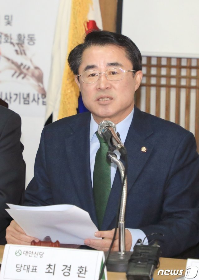 최경환 대안신당 대표가 20일 전북 정읍시 구파백정기의사기념관 청의당에서 열린 대안신당 전북 현장 최고위원·국회의원 연석회의에서  모두발언을 하고 있다. 2020.1.20 /뉴스1 © News1