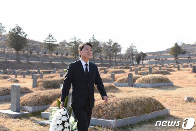 안철수 바른미래당 전 의원이 20일 오후 전남 여수 장인의 묘소를 살피고 있다. 2020.1.20/뉴스1 © News1