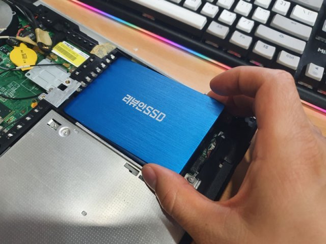노트북 SSD 설치 작업 (출처=IT동아)