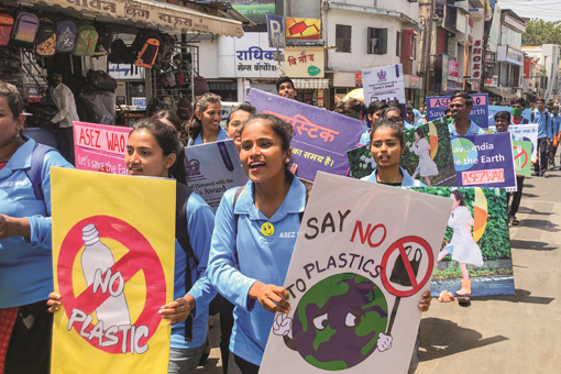 인도의 ASEZ WAO 회원들이 인도 푸네 핌프리친치와드에서 직접 만들어온 피켓을 들고 캠페인을 펼치고 있는 모습.