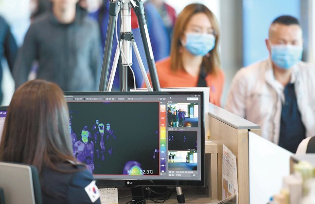 질병관리본부는 20일 한국을 방문한 중국 우한시 거주 여성이 국내 입국 이후 처음으로 신종 코로나바이러스 확진을 받았다고 밝혔다. 사진은 인천국제공항에서 중국발 항공기 입국자들이 열감지카메라가 설치된 검색대를 통과하고 있는 모습. 동아일보DB