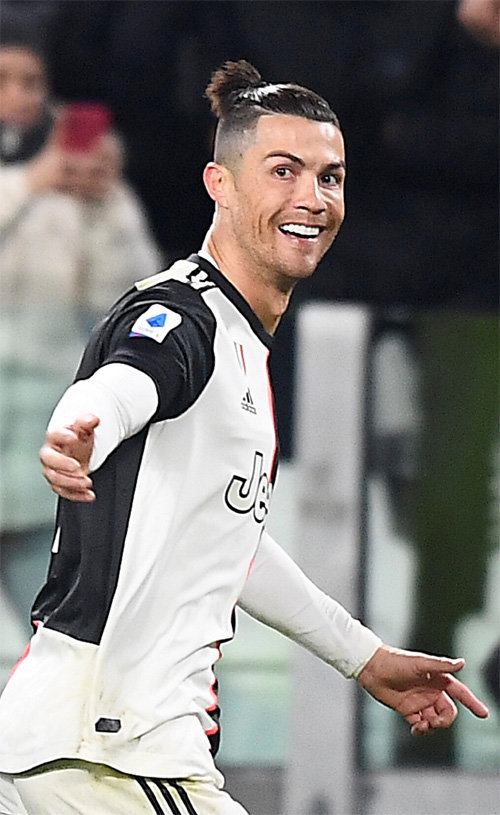 크리스티아누 호날두가 20일 세리에A 파르마와의 경기에서 골을 넣은 뒤 기뻐하고 있다. 토리노=AP 뉴시스