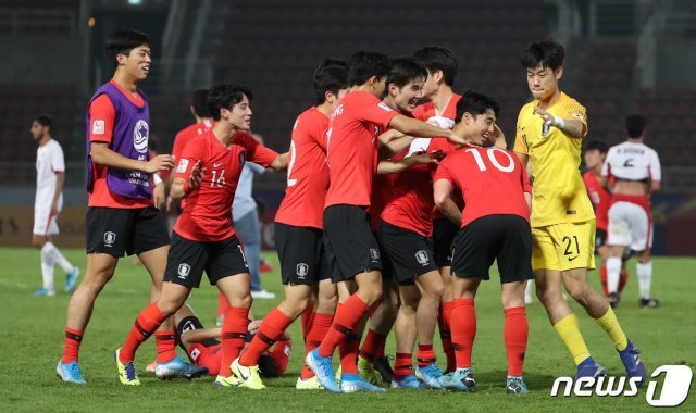 대한민국 U-23 대표팀 이동경이 19일 오후(현지시간) 태국 방콕 탐마삿 스타디움에서 열린 ‘2020 아시아축구연맹(AFC) U-23 챔피언십’ 요르단과의 8강전에서 역전 프리킥을 성공 시킨 뒤 동료들과 기뻐하고 있다. 대한민국은 이날 요르단을 상대로 연장 접전 끝에 2대1 승리를 거둬 4강행을 확정 지었다. © News1