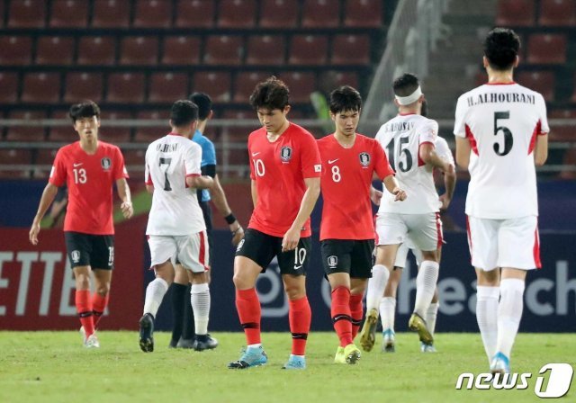 대한민국 U-23 대표팀 선수들이 19일 오후(현지시간) 태국 방콕 탐마삿 스타디움에서 열린 ‘2020 아시아축구연맹(AFC) U-23 챔피언십’ 요르단과의 8강전에서 상대에게 실점을 허용한 뒤 아쉬워하고 있다. © News1