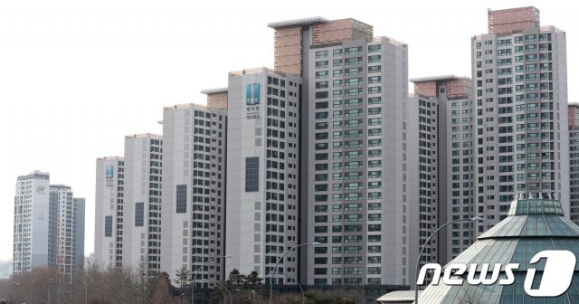 서울 서초구 반포동 래미안퍼스티지 아파트 전경.© News1