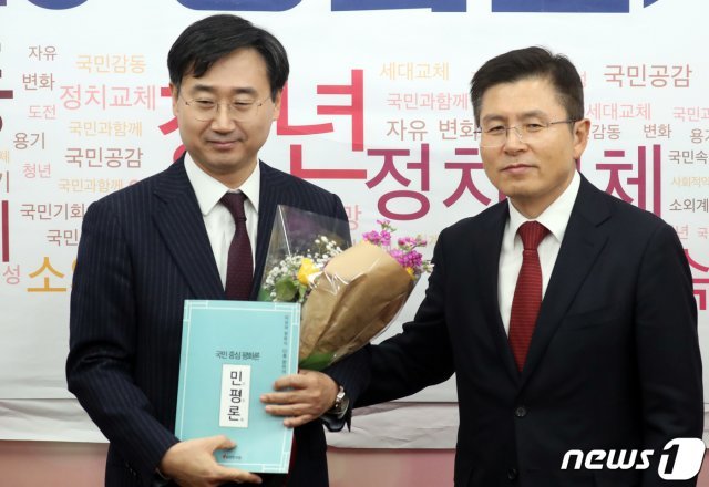 자유한국당 2020 영입인사 5호인 신범철 전 아산정책연구원 안보통일센터장이 21일 서울 여의도 국회에서 열린 환영식에서 황교안 대표로 부터 꽃다발과 민평론 책자를 받고 있다. 2020.1.21/뉴스1 © News1