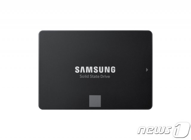 삼성전자가 세계 최초로 양산에 성공한 6세대 V낸드 기반의 기업용 PC SSD(솔리드스테이트드라이브) 제품의 모습(삼성전자 제공) © 뉴스1