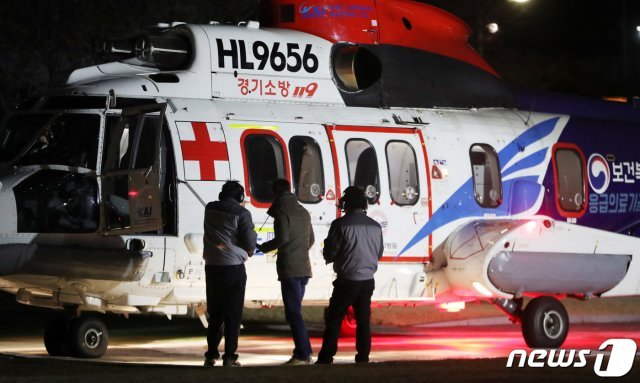 20일 오후 경기도 수원시 아주대학교 병원에 야간 훈련 비행을 하는 닥터헬기가 착륙하고 있다. 경기도에 따르면 응급의료전용 닥터헬기는 이날 실시된 훈련 비행 후 운행에 문제가 없으면 오는 21일부터 정식으로 운항이 재개될 예정이다. 2020.1.20/조태형 기자