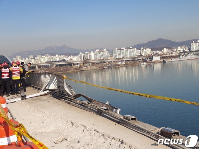 21일 낮 12시29분쯤 서울 마포구 성산대교에서 SUV 차량이 난간을 뚫고 추락한 현장. © 뉴스1