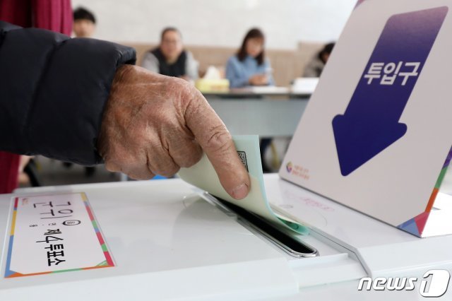 군위군 주민들이 21일 군위읍사무소에 마련된 투표소에서 투표하고 있다. 2020.1.21/뉴스1 © News1