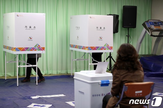 대구통합공항 이전지 결정을 위한 경북 군위·의성 주민투표가 실시된 21일 의성군 주민들이 의성읍사무소에 마련된 투표소에서 투표하고 있다. 2020.1.21/뉴스1 © News1