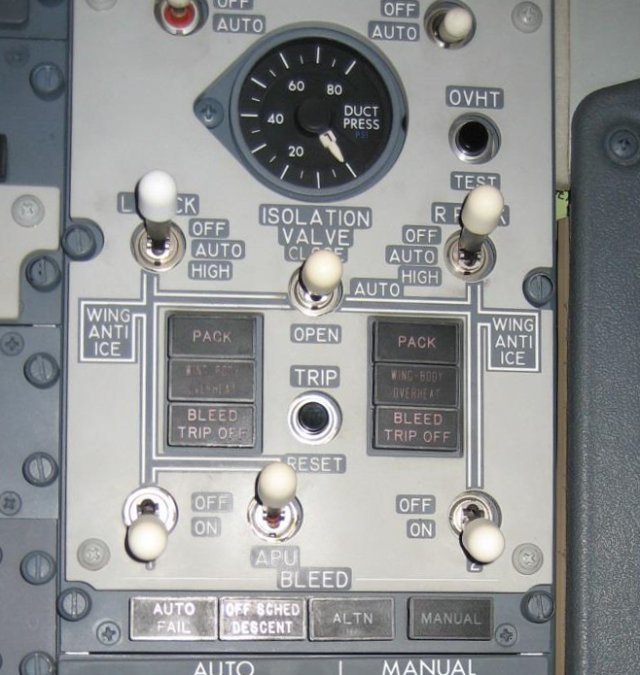 보잉 737기의 객실 압력 및 공기 순환장치 작동 패널. 비행기 조종사들은 이 시스템을 작동시켜 기내 압력과 온도를 조절하는 동시에 객실 내 감염병 전염이 최소화하도록 하고 있습니다. 출처 위키미디어