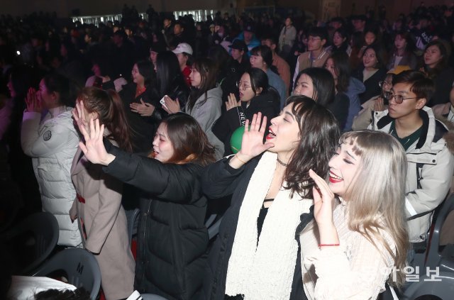 21일 오후 서울 중앙대학교 체육관에서 열린 ‘제4회 K-POP 경연대회’에서 외국인 유학생들이 무대를 보며 환호하고 있다.